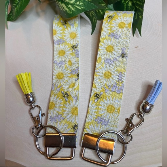 Summer Bees & Flowers Faux Leather Keychain (price is for 1) - Picture 2 of 4